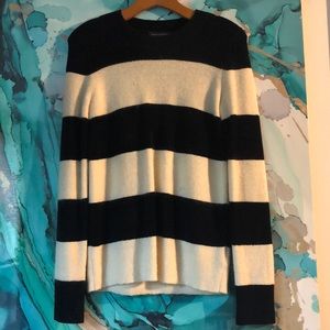 🍌Banana Republic Light Cream/Dark Navy sweater